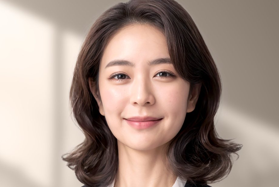 중단발 웨이브 머리 중년 느낌 여성 모델 미소