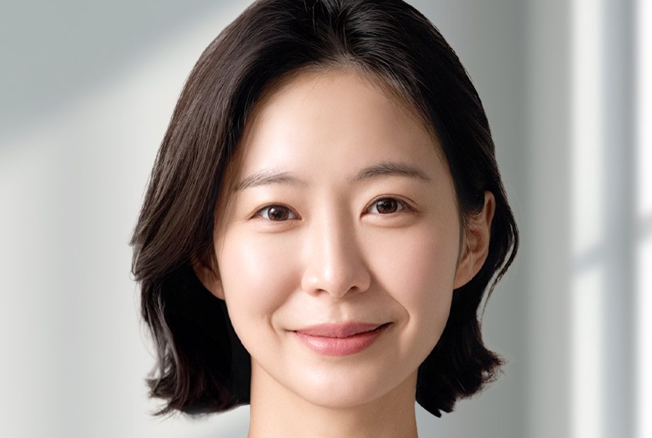 창가 배경의 단발 웨이브 여성 모델 미소