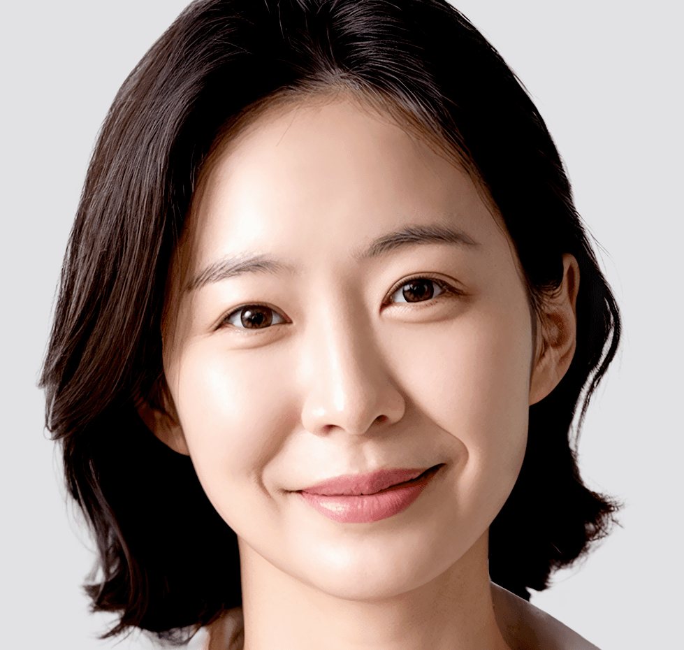 연회색 바탕, 단발 웨이브 머리 여성 모델의 정면 미소
