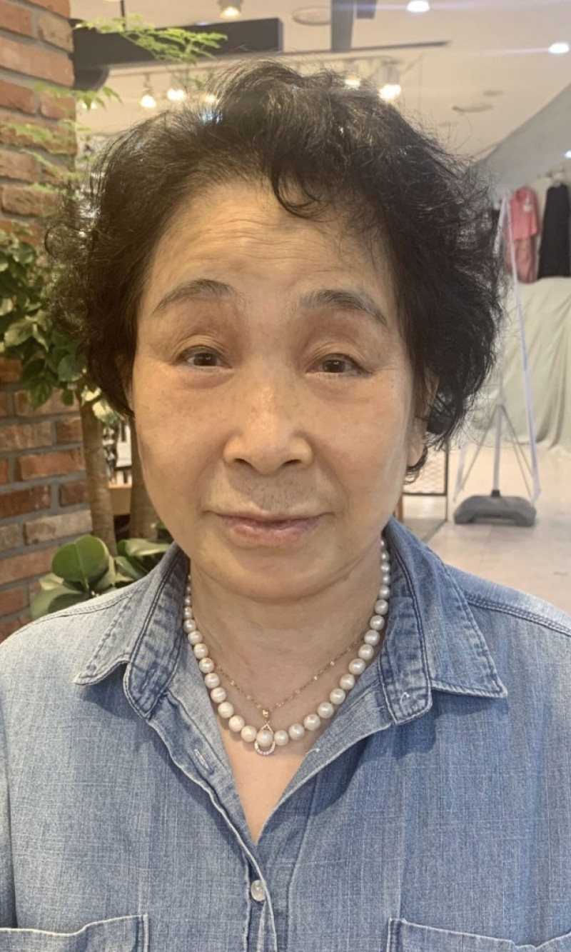 리프팅 셀카 후기 1 — 청자켓·진주 목걸이 중년 여성 셀카
