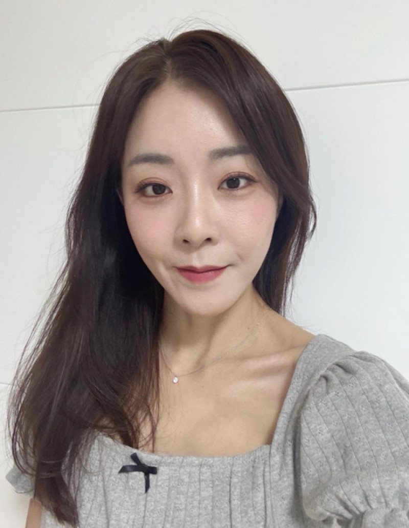 리프팅 셀카 후기 2 — 회색 니트 젊은 여성 셀카
