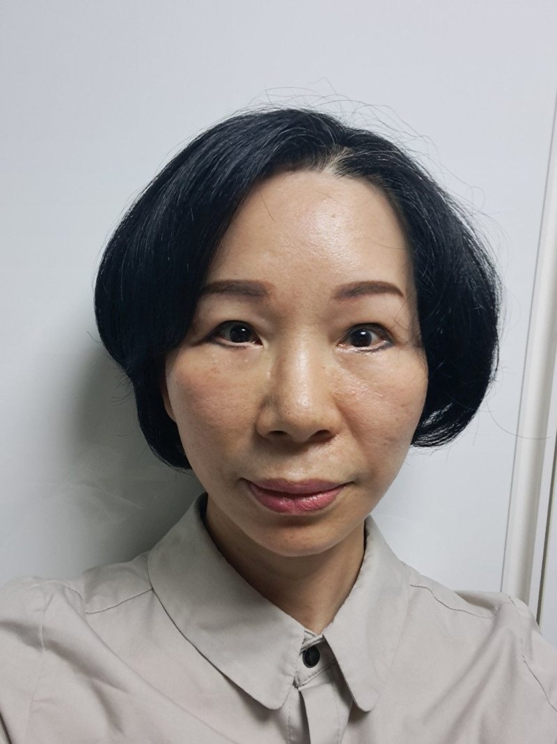 리프팅 셀카 후기 4 — 회색 블라우스 단발 여성 셀카
