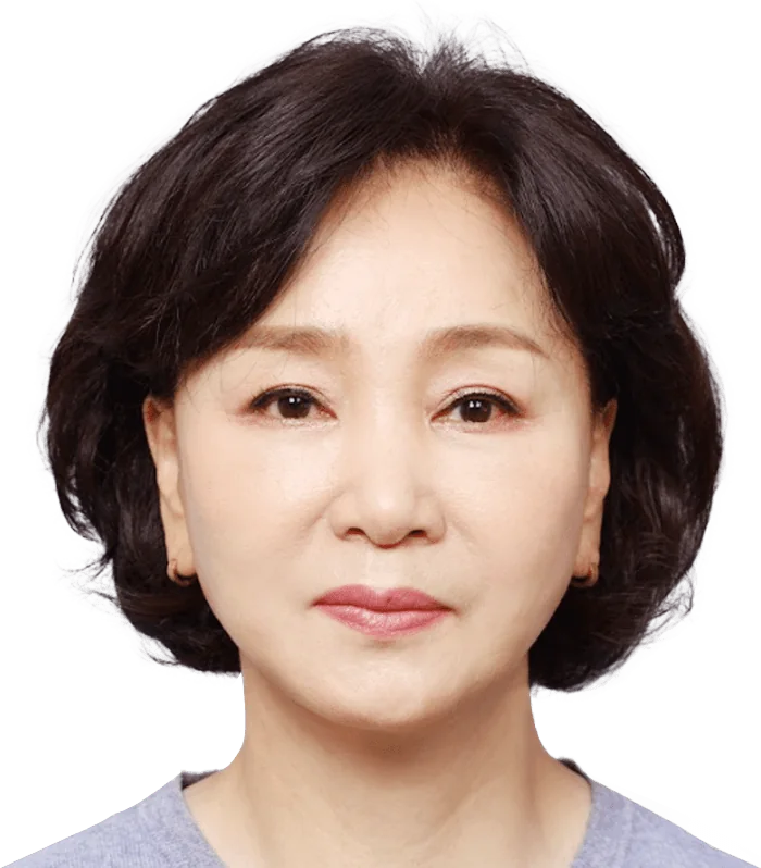 안면거상 수술 후 정면 — 단발 웨이브 중년 여성, 회색 카디건