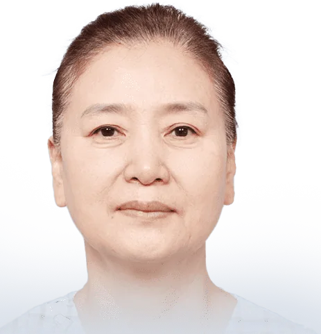 안면거상 수술 전 정면 — 올림머리 중년 여성