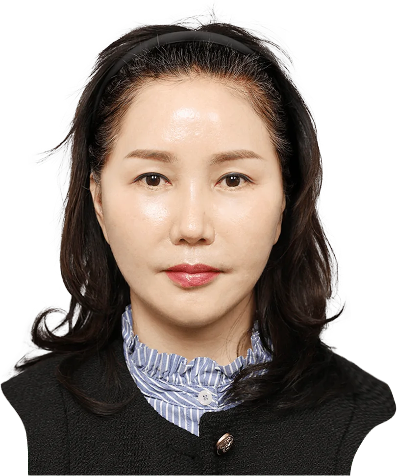 내시경 이마거상술 수술 후 정면 — 머리띠·긴 웨이브 머리 중년 여성, 줄무늬 셔츠에 검정 조끼