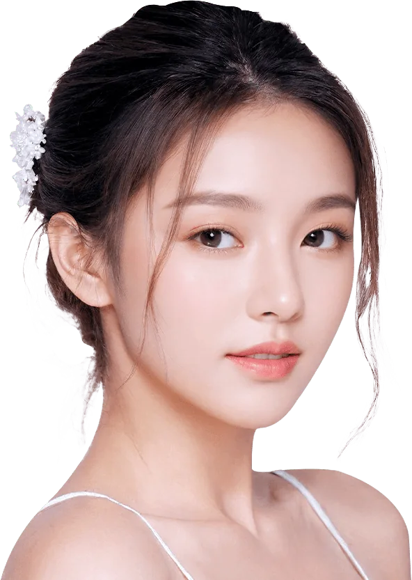 올림머리에 흰 꽃 머리핀을 한 젊은 여성 모델의 3/4 옆얼굴