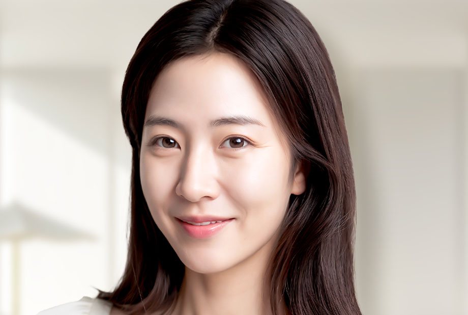 밝은 창가 배경의 긴 웨이브 머리 여성 모델 미소