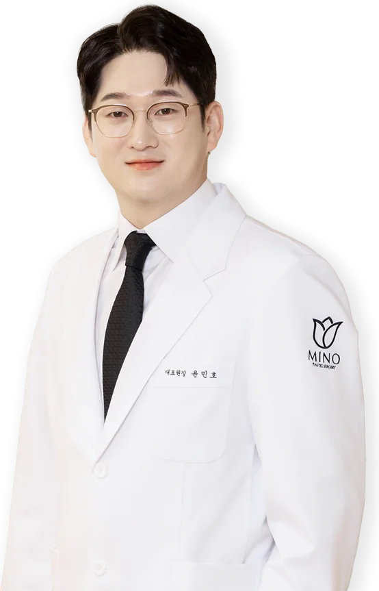 윤민호 대표원장 — 안경, 흰 가운(왼팔 MINO 로고, 가슴 '대표원장 윤민호' 자수), 검정 넥타이, 상반신