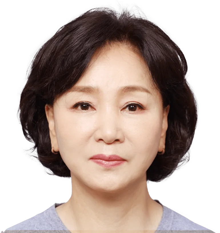 안면거상 수술 후 정면 — 단발 웨이브 중년 여성, 회색 카디건